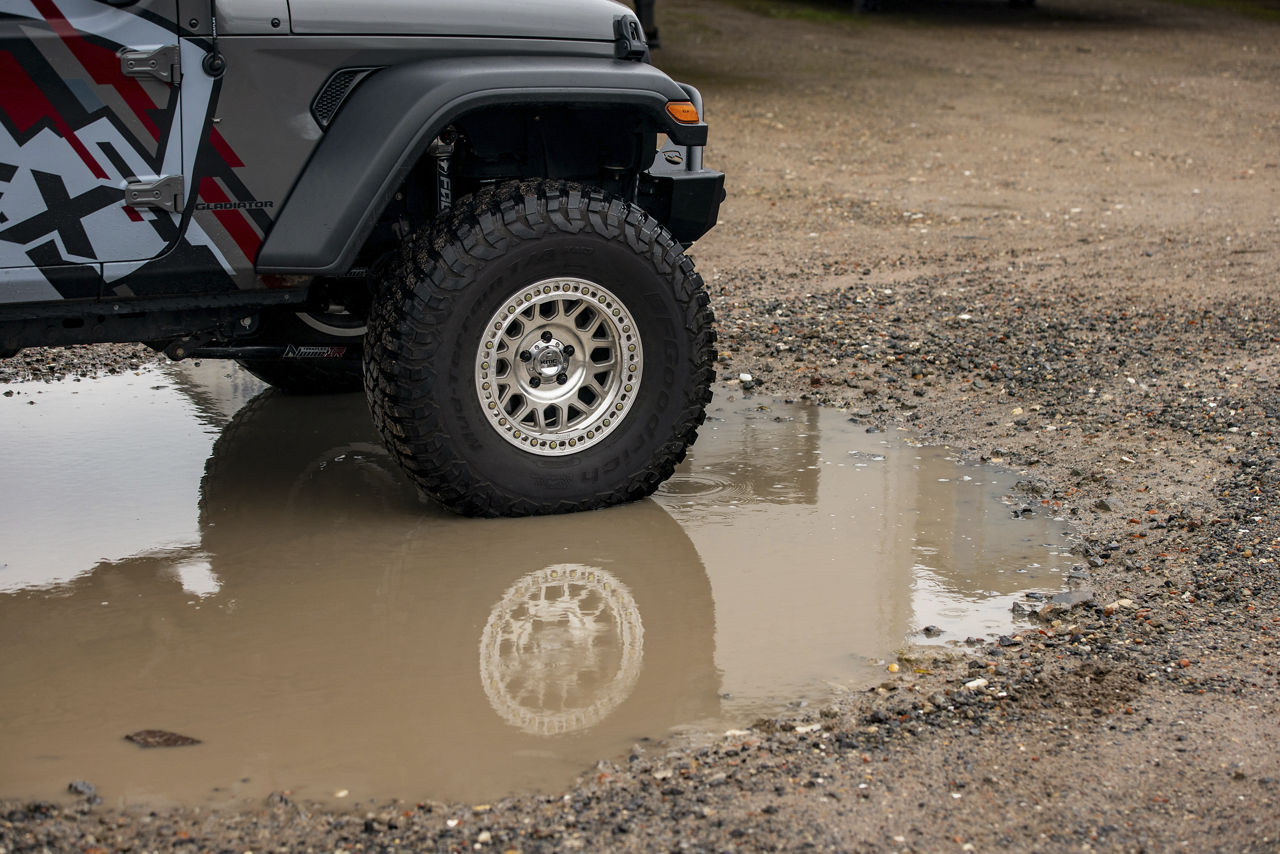 2024 Jeep Gladiator - KMC GRENADE CRAWL BEADLOCK - Machined | KMC